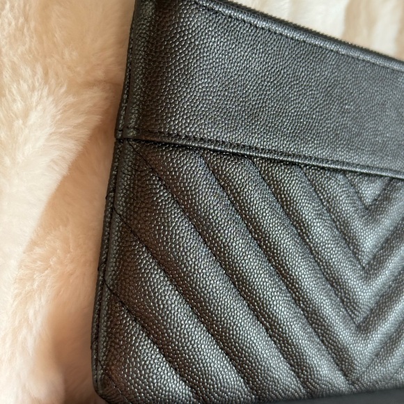 Chanel
Mademoiselle Vintage O Case Pouch Chevron Metallic Caviar - Picture 11 of 14